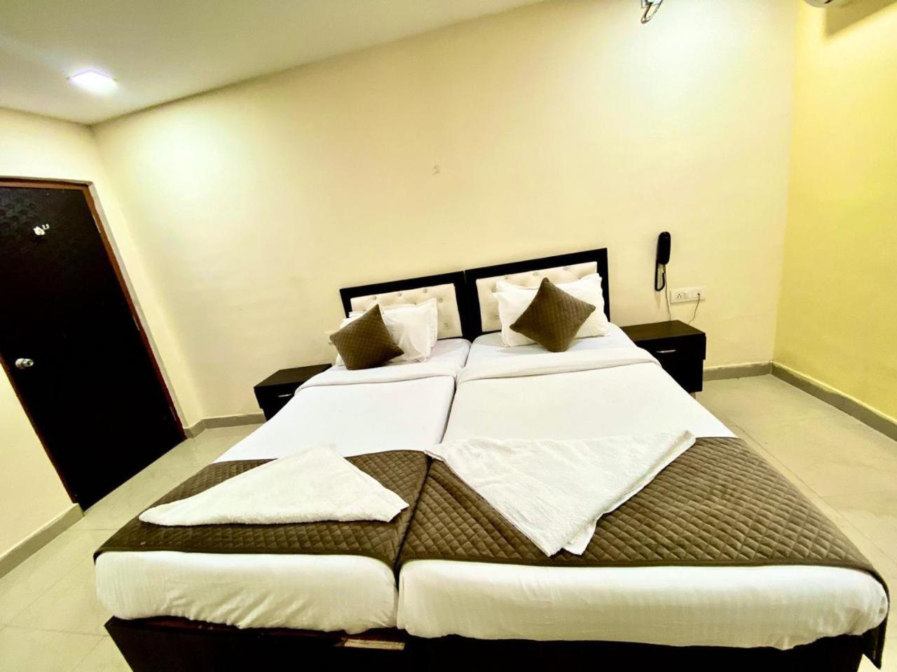 Hotel Sky Park Shamshabad Eksteriør billede