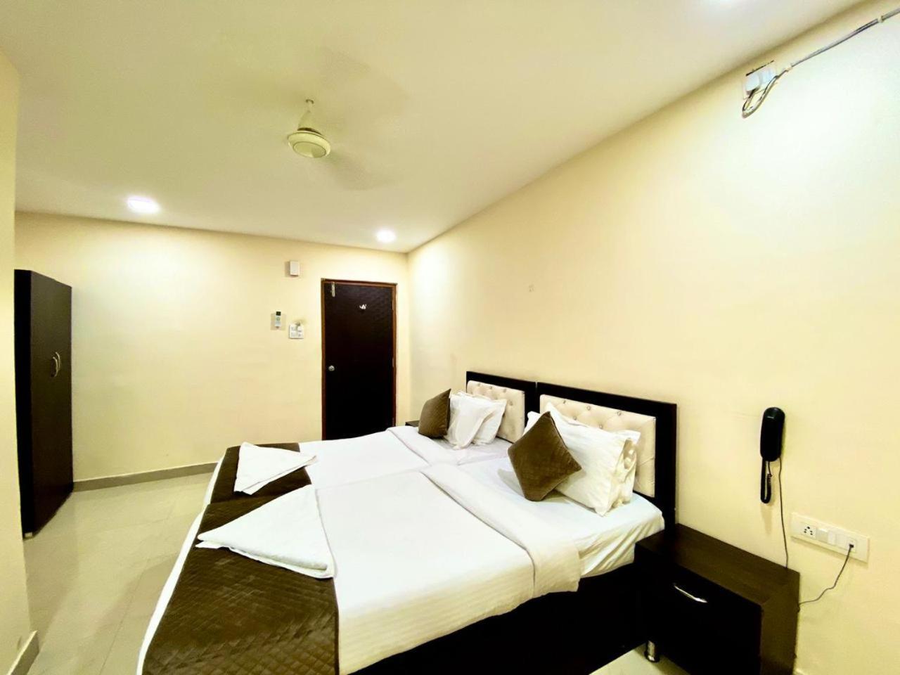 Hotel Sky Park Shamshabad Eksteriør billede
