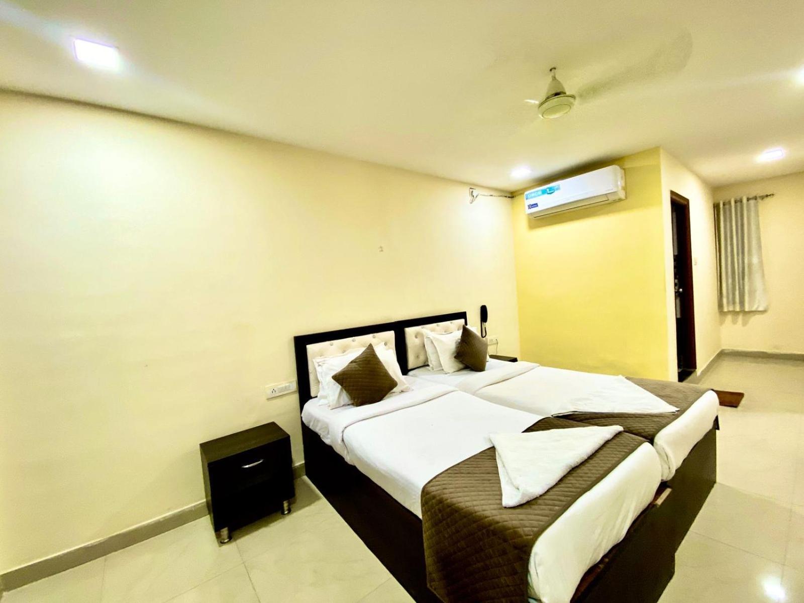 Hotel Sky Park Shamshabad Eksteriør billede